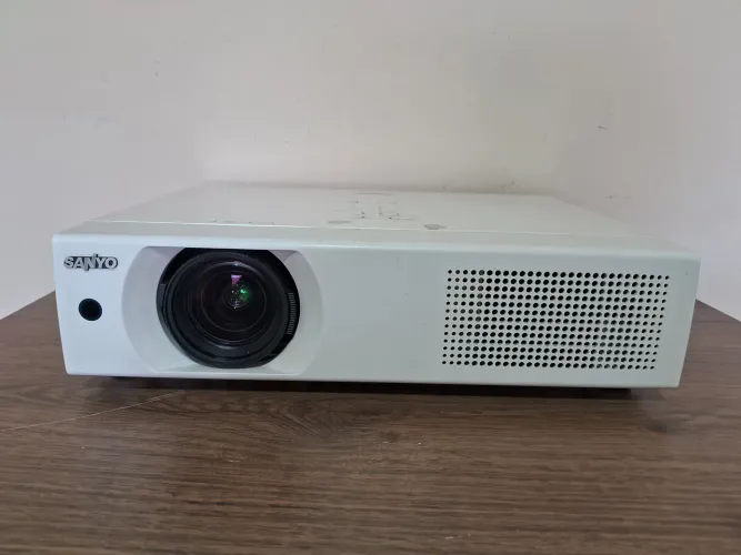 Projetor Sanyo XU106