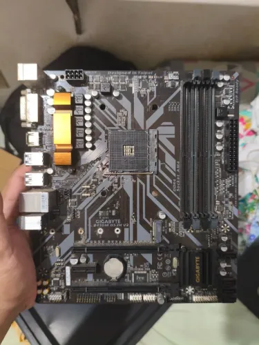 Placa mãe GIGABYTE B450M DS3H v2 (com defeito)