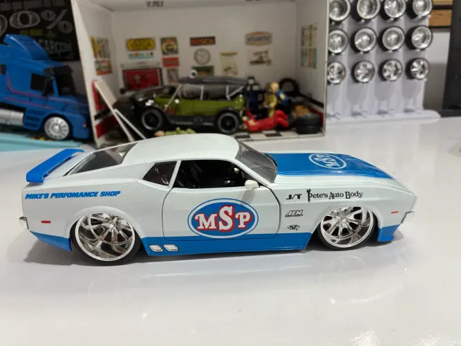 Miniatura Ford Mustang branca (mach 1)