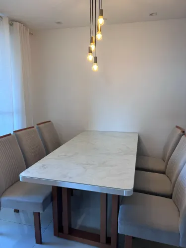 CONJUNTO DE JANTAR, MESA RETANGULAR E 6 CADEIRAS 