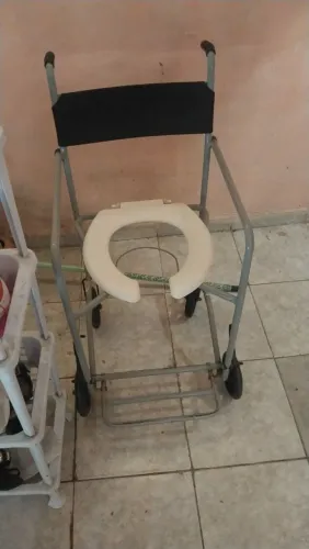 Cadeira de banho pra vender ligeiro no valor bem legal cuida pra cuidar 
