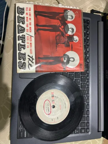 Lote 2 discos vinil compactos The Beatles 