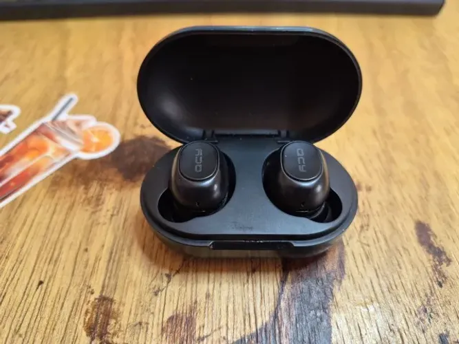 fone de ouvido tws qcy (modelo não sei) usado