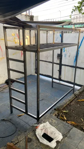 Cama elevada de ferro