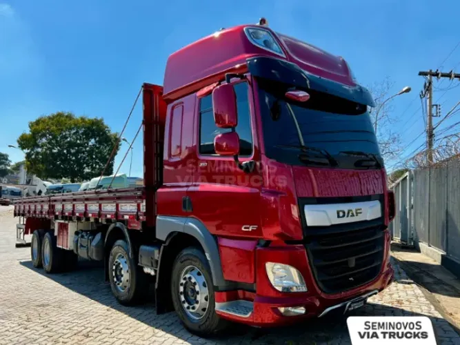 Caminhão DAF CF 310 8x2 2024 - Com Carroceria Grade Baixa 9m - Pronto para trabalhar