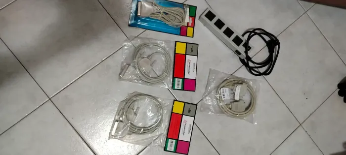 Cabos de computador, régua de energia 