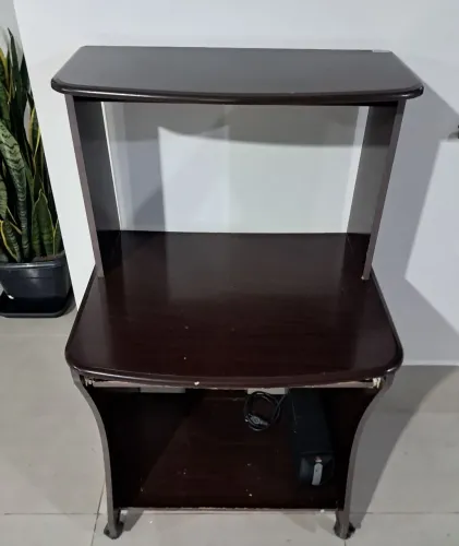 Vende-se uma mesa