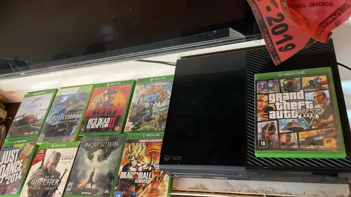 Vendo Xbox one console sem controle e sem fonte "ops" vai com 9 jogos inclusive GTAV
