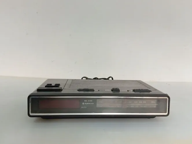 rádio relógio sanyo rm-6100