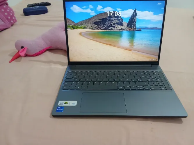 Boa tarde,vendo um notebook da Lenovo ,semi novo,usado apenas para ouvir música duas vezes