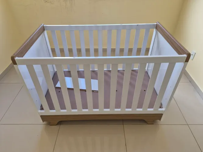 Berço de Bebê Seminovo com Colchão