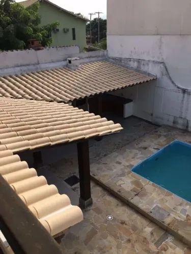 BS IMOBILIÁRIA VENDE ! Linda Casa Duplex em Rua Tranquila, 2 Quadras da Praia com: Varanda