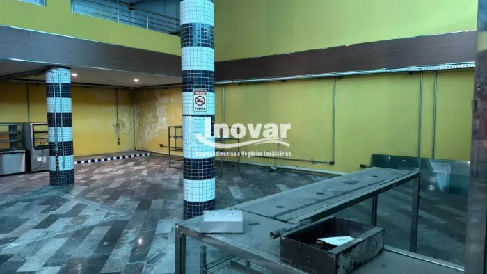 Lojão com aproximadamente 365m² de esquina em centro comercial