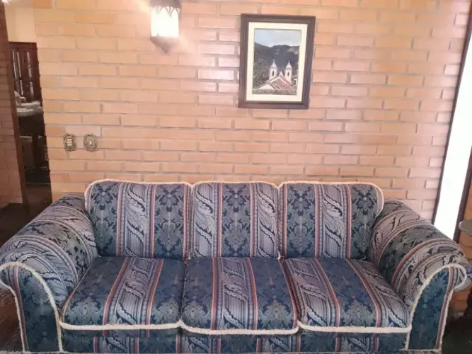 Sofá de três lugares