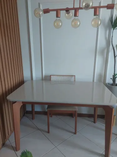 Vendo mesa de madeira maciça medindo 80/120 800reais