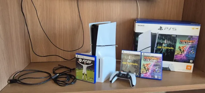 PS5 SLIM MÍDIA FISICA 1 CONTROLE + 3 JOGOS Física e UFC 5 digital