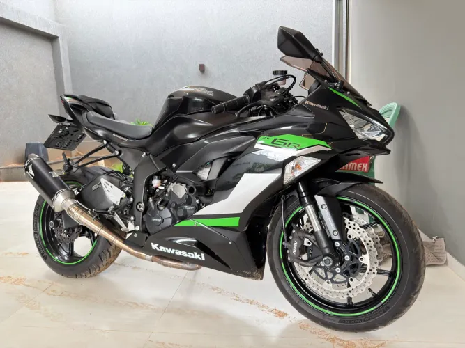 Kawasaki ninja zx 6R com escapamento esportivo e filtro esportivo