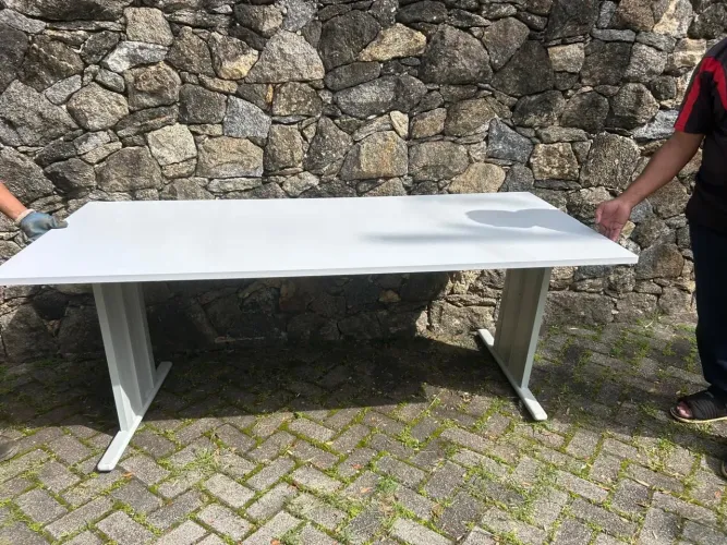 Mesa de reunião de 2,00m x0,90m em madeira branca com pés de ferro em excelente estado de