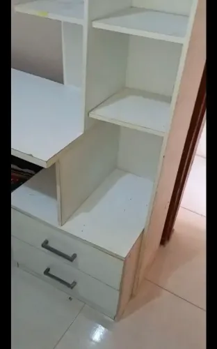 Escrivaninha bem espaçosa e excelente estado 