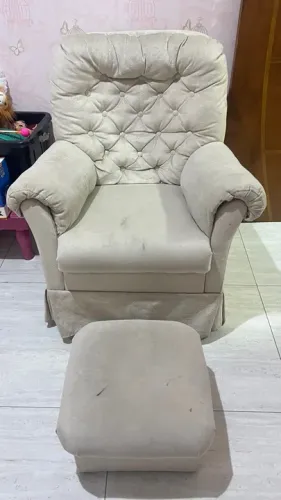 Cadeira de amamentação com balanço e puff 