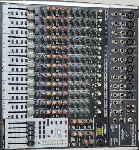 Mesa de Som Behringer Xenyx 2442 fx USB + Case mala