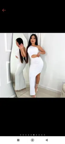 Vestido longo com abertura uma manga branco .m.