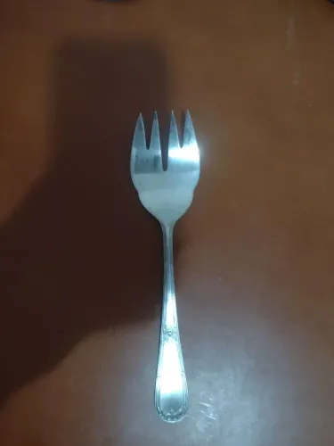 Garfo de Mesa em metal prateado 