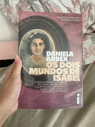 Livro Os Dois Mundos de Isabel - Daniela Arbex