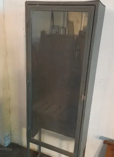 Vitrine expositora em Ferro com porta de vidro
