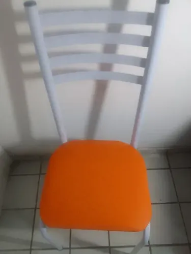 Cadeira Tubular Branca Assento Acolchoado Laranja
