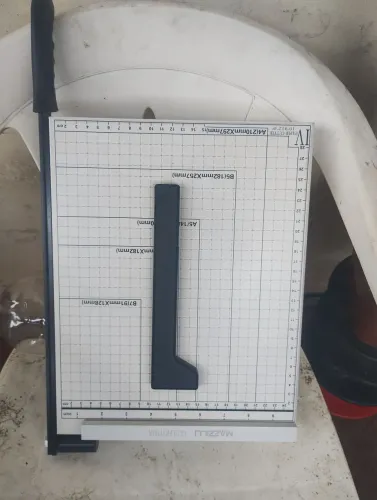 Guilhotina A4 nova , usei uma ve,.