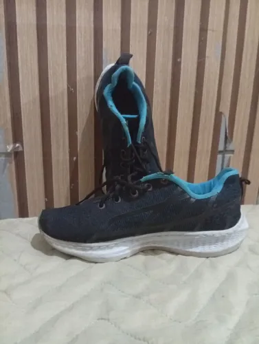Tênis esportivo preto com detalhes em azul
