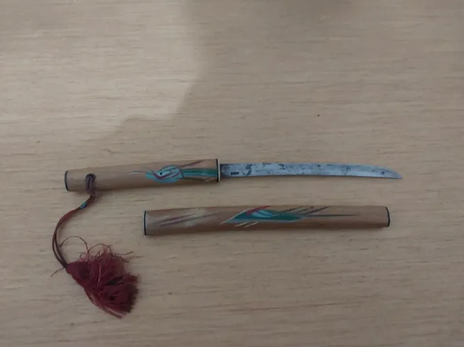 Pequeno punhal com bainha de madeira