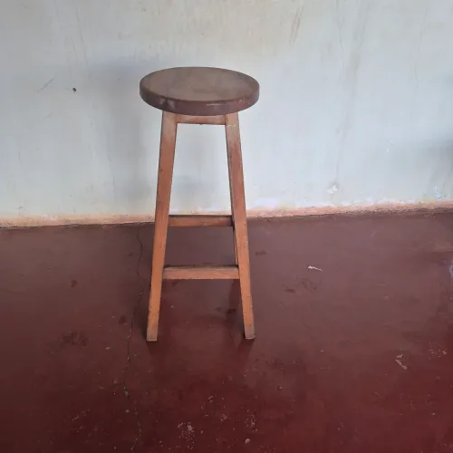 Banquinho de madeira rústico