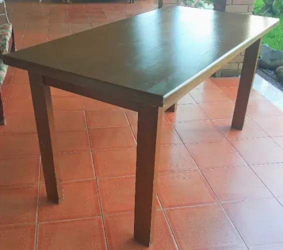 Mesa de jantar em madeira, cor amêndoa usada