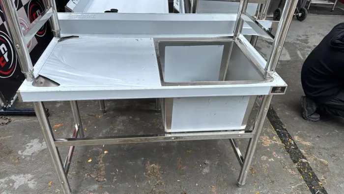 VENDO UMA PIA INOX NOVA