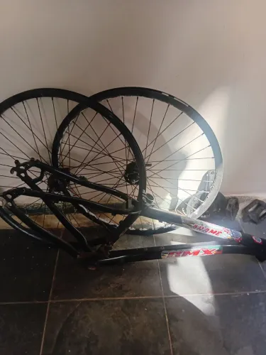 Vendo quadro de bicicleta aro 29 aluminioaro com raios de ferro , mais dental e um par de 