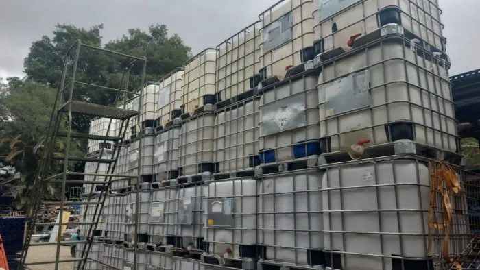 Caixa de 1000 litros com grade 