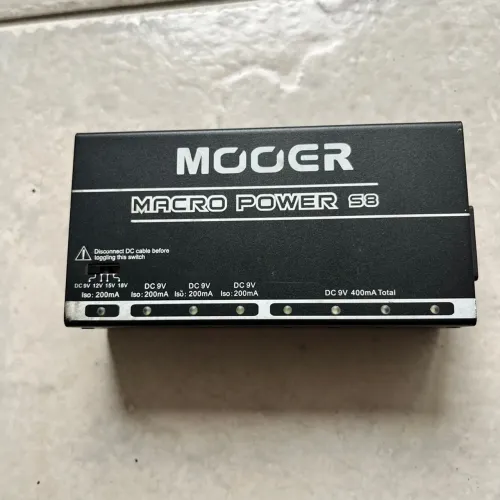 Fonte para pedal board MOOER Macro Power S8 isolada e com saída ajustável 