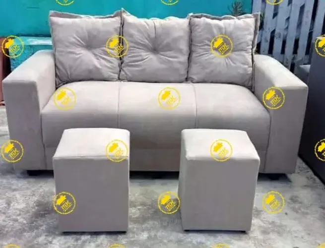 Sofá com 3 lugares e 2 puffs