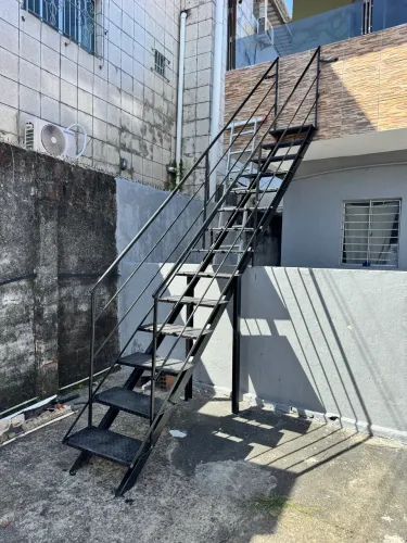 Escadas retas de ferro *
