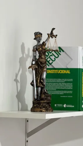 Deusa Temis - Estatueta Deusa da justiça 29 cm de altura em resina de qualidade 
