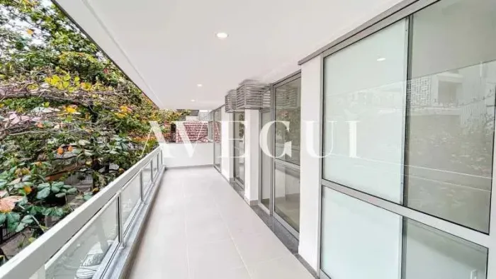 Leblon ??? Amplo Apartamento 3 quartos (1 suíte) com Varanda