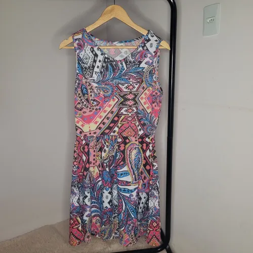 Vestido curto sem manga floral colorido - tamanho G