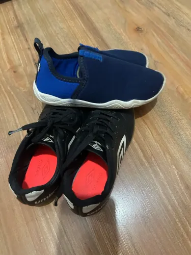 Tênis preto TAM 30 e o azul TAM 28