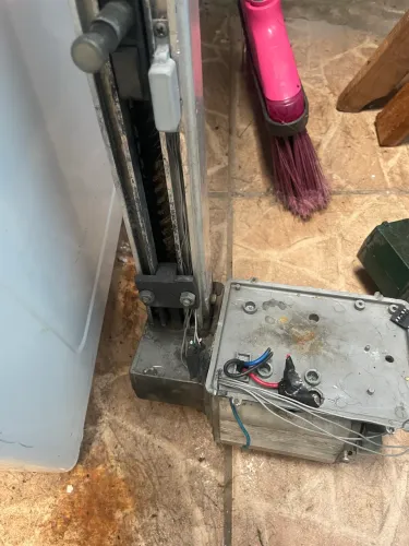 Motor de portão usado, funcionando ! 