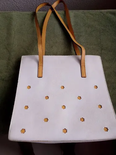 Bolsa de Ombro/mão Branca de couro com Detalhes em Flor