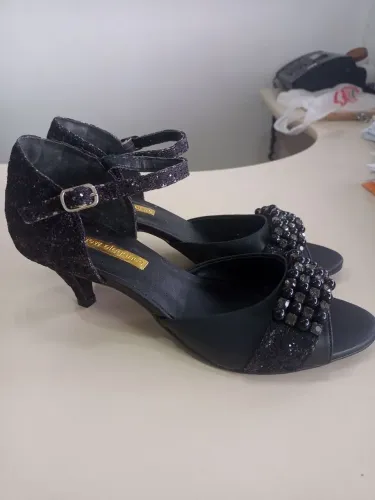 Sandália Feminina Preta com Pedrarias semi Nova n° 37