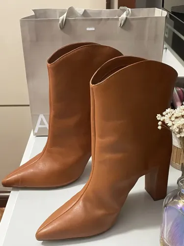 Botas de Couro Marrom - Elegância e Conforto