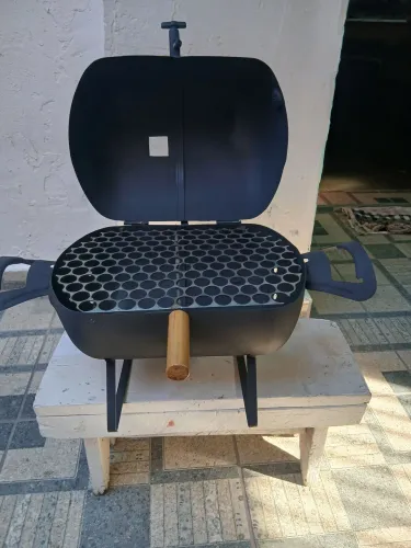 Churrasqueira Portátil de Metal com Grelha